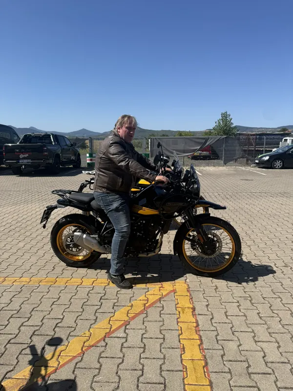 Fahrer auf einem Royal-Enfield-Himalayan-Vorführmotorrad
