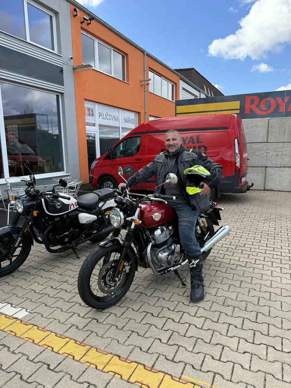 Kunde auf einem Royal-Enfield-Demomotorrad im Hof der GARAGE