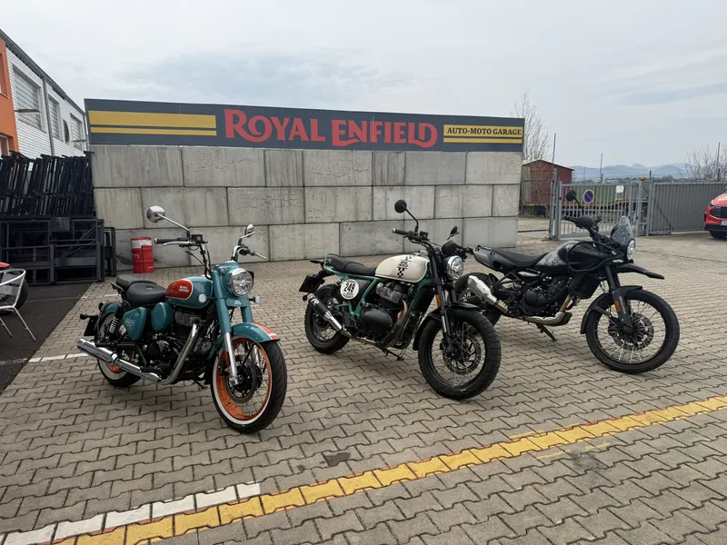 Royal-Enfield-Mietmotorräder bereit auf dem GARAGE-Hof