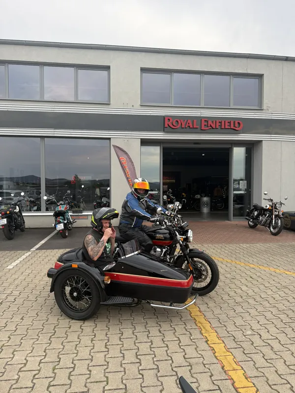 Demo-Fahrt auf einem Royal-Enfield-Motorrad mit Beiwagen vor der GARAGE
