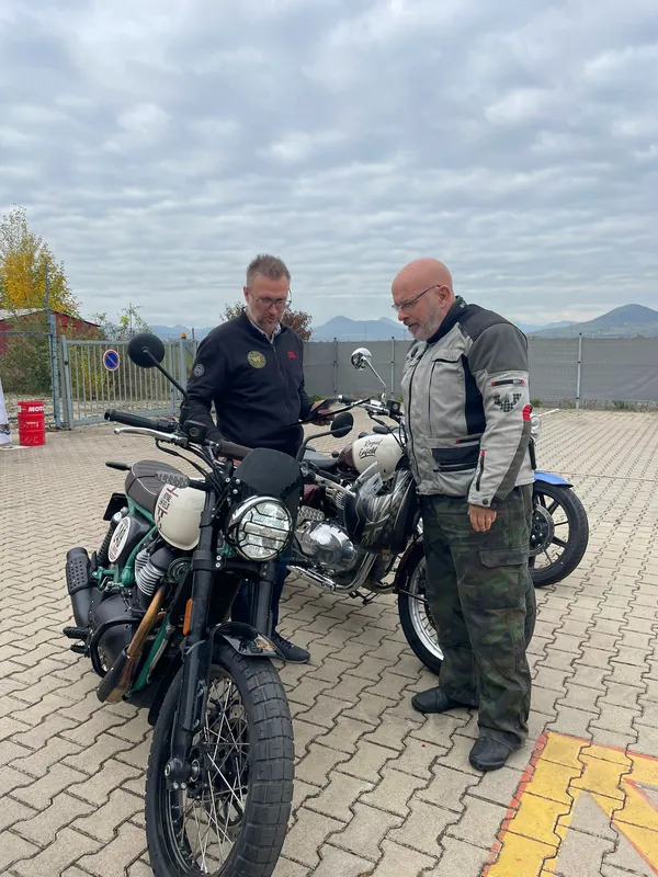 Erklärung zum Royal-Enfield-Motorrad vor der Demo-Fahrt