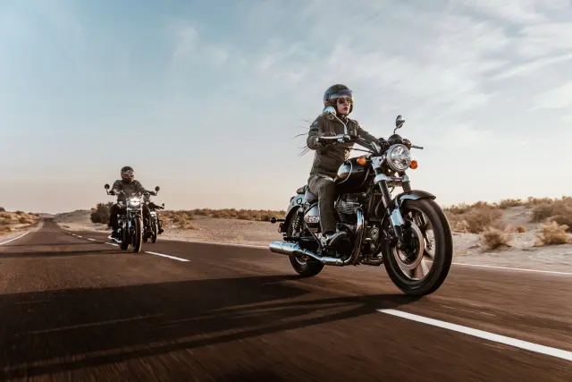 Royal Enfield Super Meteor 650 su strada