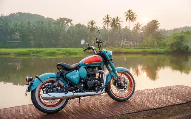 Royal Enfield Goan Classic 350 su strada