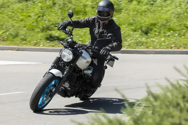 Royal Enfield Guerrilla 450, foto 24