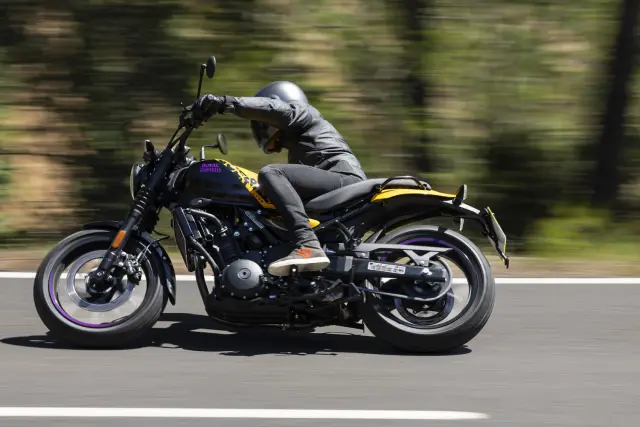 Royal Enfield Guerrilla 450, foto 29