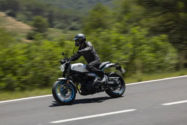 Royal Enfield Guerrilla 450, foto 32