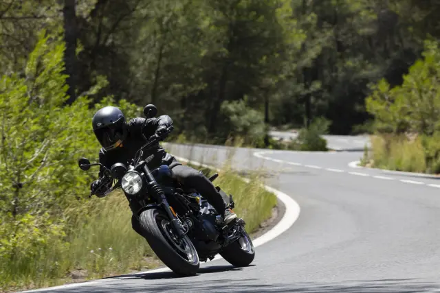 Royal Enfield Guerrilla 450, foto 35