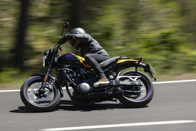 Royal Enfield Guerrilla 450, foto 39