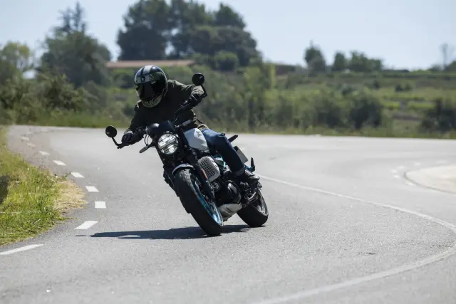 Royal Enfield Guerrilla 450, foto 42