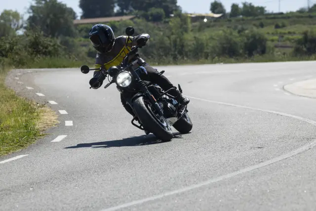 Royal Enfield Guerrilla 450, foto 43