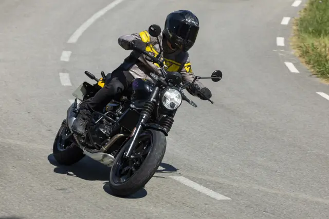 Royal Enfield Guerrilla 450, foto 46