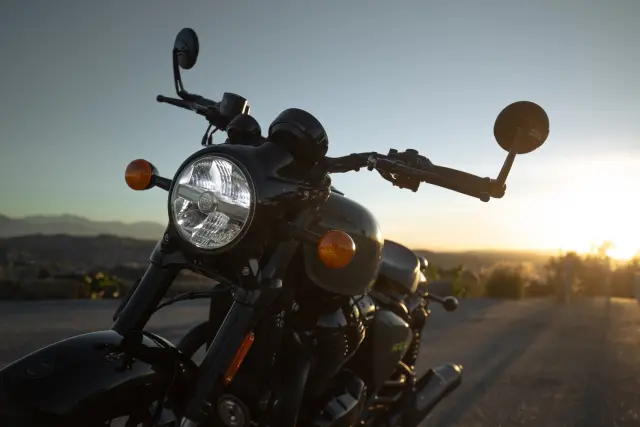 Royal Enfield Shotgun 650 su strada