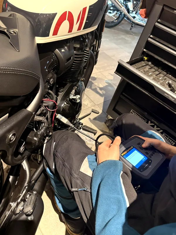 Royal Enfield Diagnosegerät am Motorrad angeschlossen