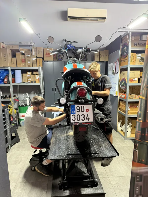 Werkstatt der Royal Enfield GARAGE mit einem Motorrad auf der Hebebühne