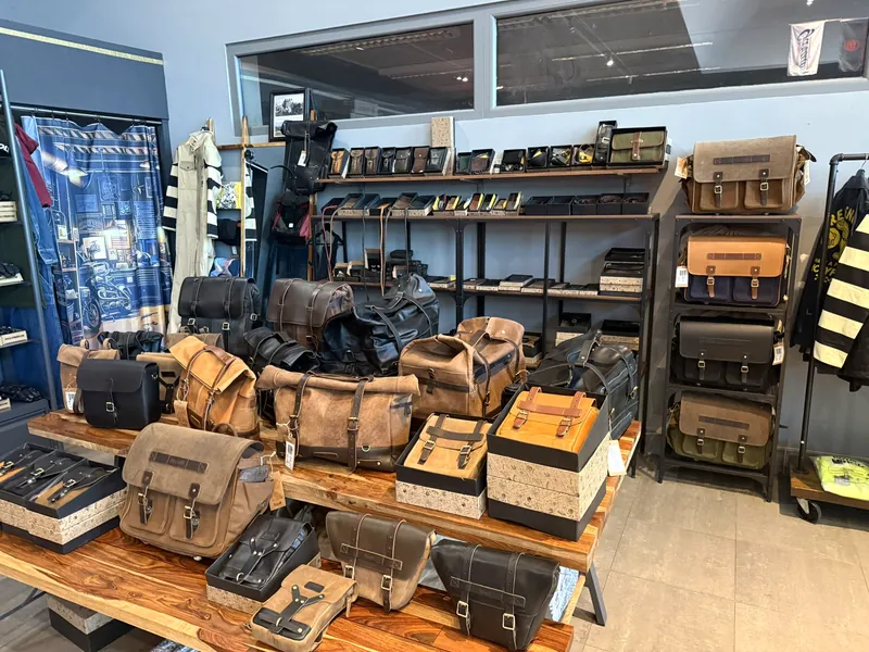 Leder- und Textiltaschen für Motorräder im Showroom der GARAGE