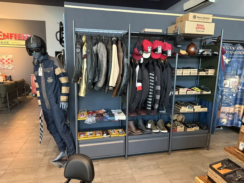 Bekleidung und Jacken für Motorradfahrer im Showroom der GARAGE