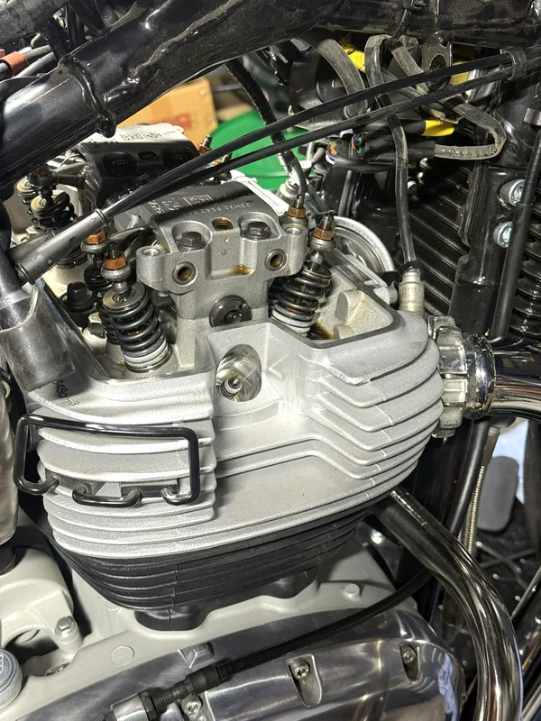 Zerlegter Zylinderkopf des Royal Enfield 650 Zweizylinders
