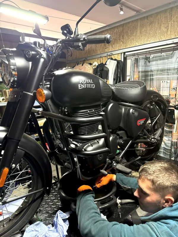 Mechaniker der Royal Enfield GARAGE bei der Arbeit an einer Classic 350 in der Werkstatt