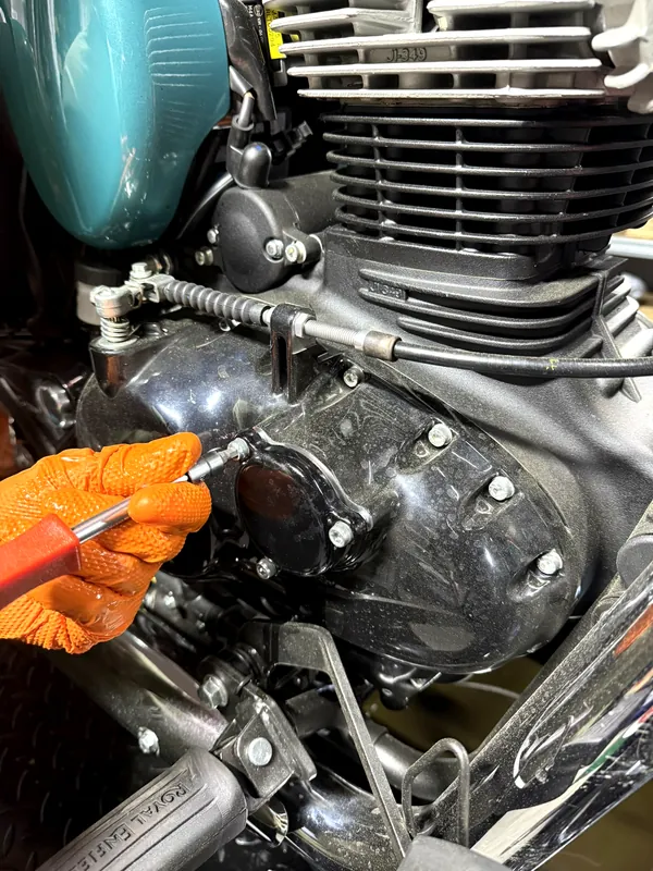 Detail eines Royal Enfield Motors beim Service