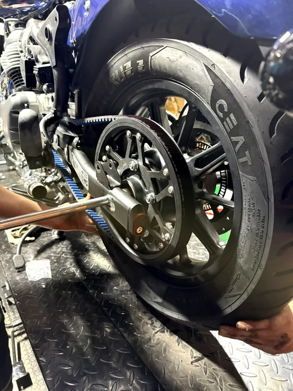 Wechsel des Hinterreifens an einem Royal Enfield Motorrad