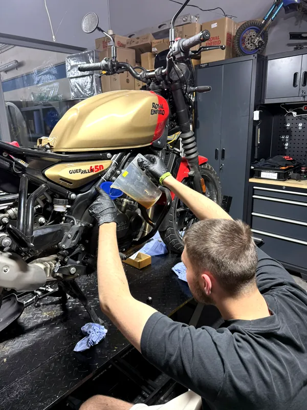 Ein Mechaniker beim Service eines Shotgun 650 Motorrads