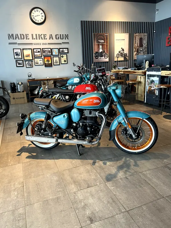 A turquoise Classic in front of the Made like a gun wall