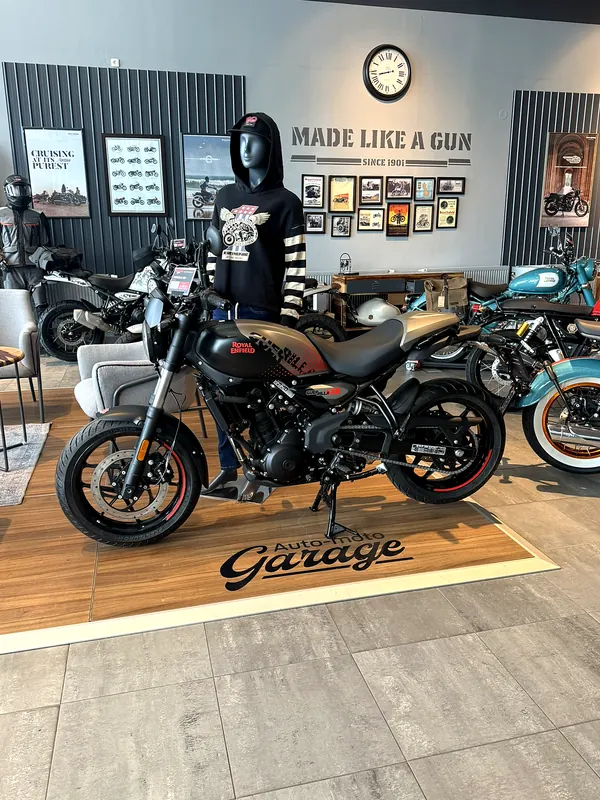 A motorcycle and a mannequin with a jacket on the GARAGE stage