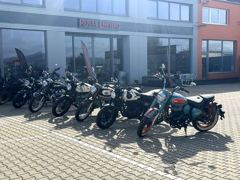 Royal Enfield की दुकान के सामने मोटरसाइकिलें