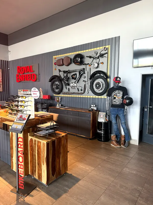 Showroom counter with accessories
