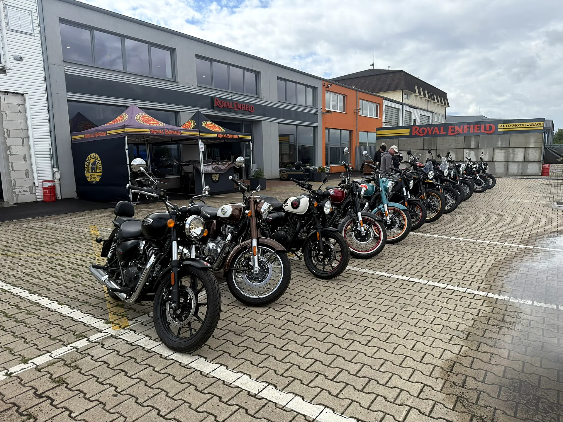 GARAGE की दुकान के सामने Royal Enfield मोटरसाइकिलों की कतार
