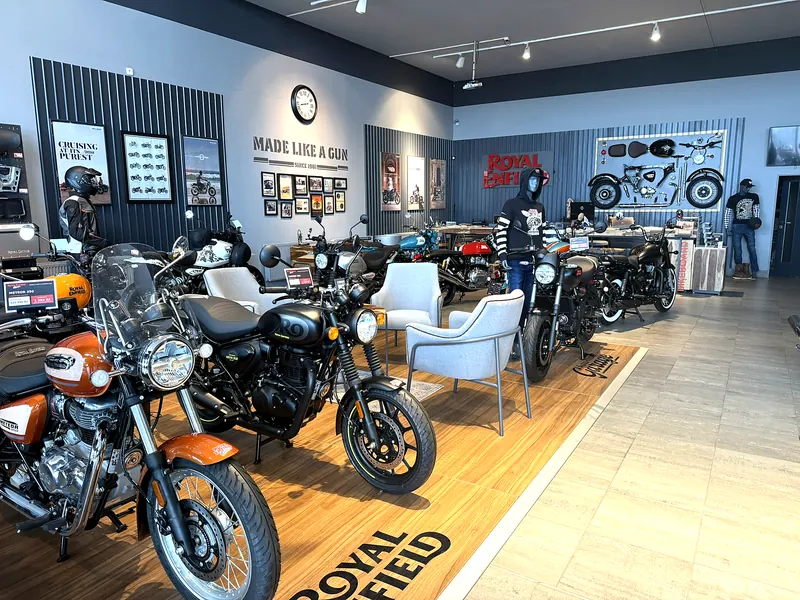 Showroom Royal Enfield GARAGE mit Sesseln und Motorrädern