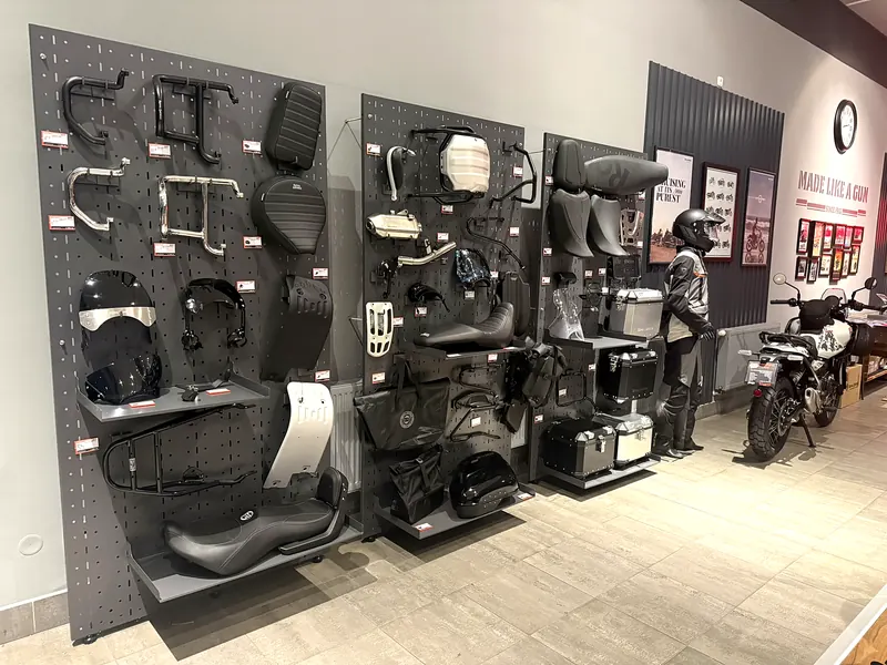 Wall with accessories and saddles