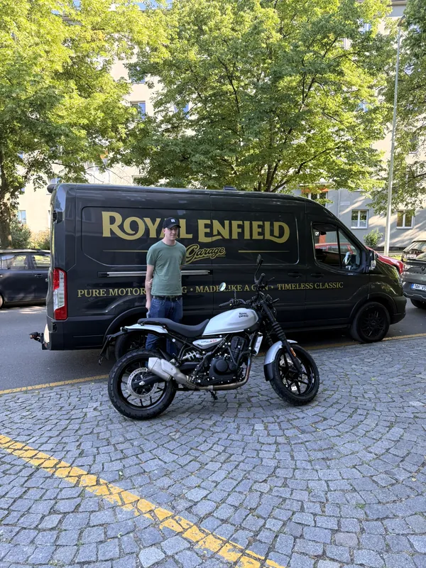 Lieferwagen der Royal Enfield GARAGE und ein bis zum Kunden gebrachtes Motorrad