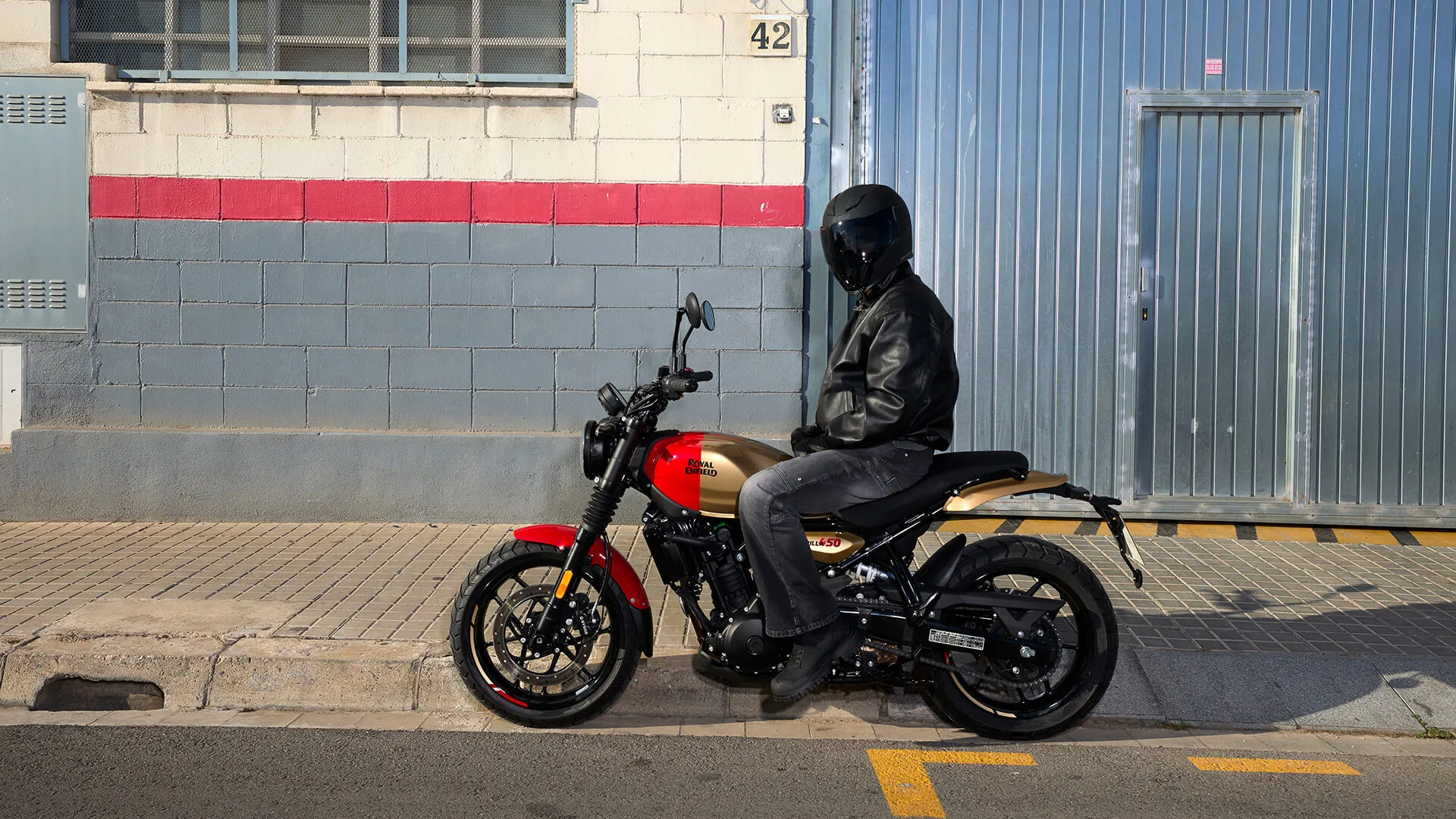 सड़क पर Royal Enfield Guerrilla 450 – तस्वीर 6