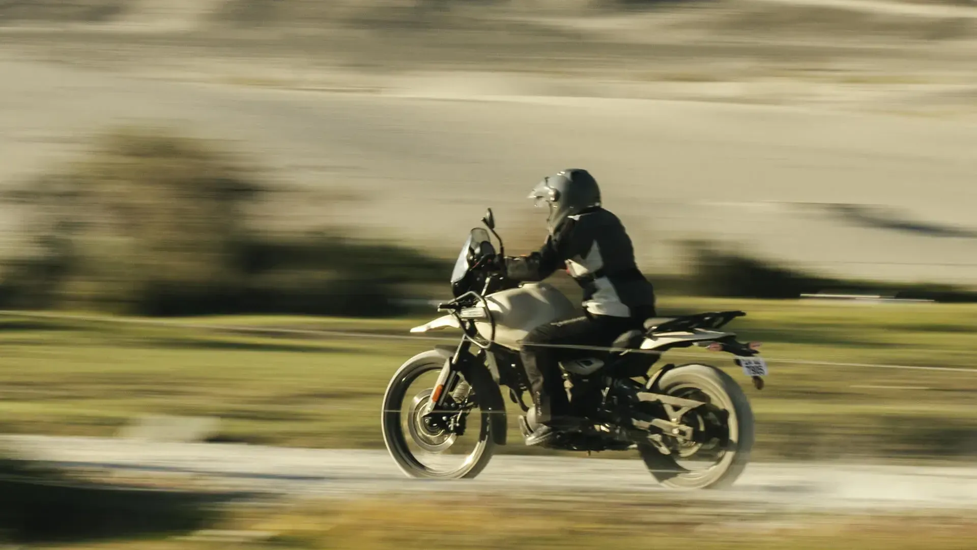 सड़क पर Royal Enfield Himalayan 450 – तस्वीर 2