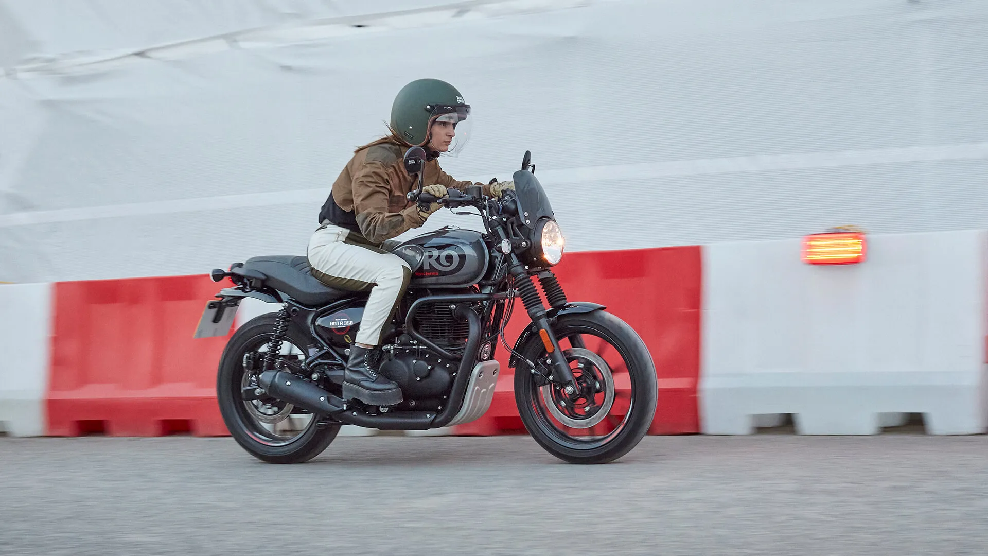 सड़क पर Royal Enfield Hunter 350 – तस्वीर 6