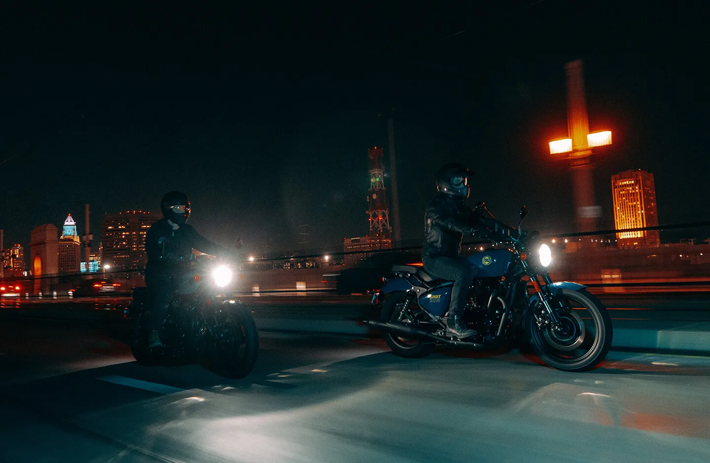 Royal Enfield Shotgun 650 в дорозі – фотографія 2