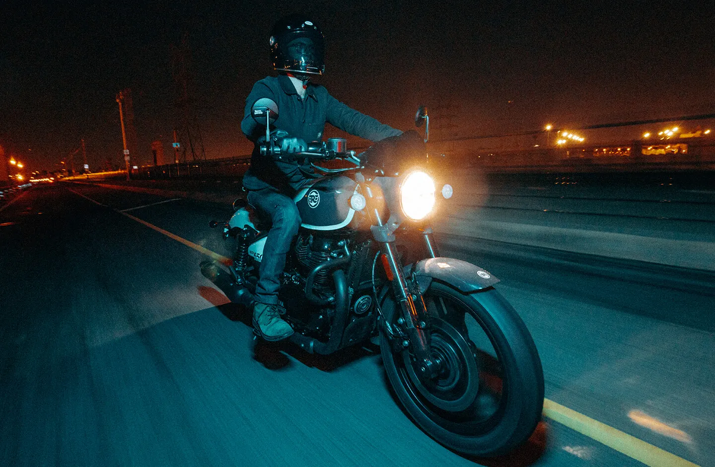 Royal Enfield Shotgun 650 в дорозі – фотографія 3
