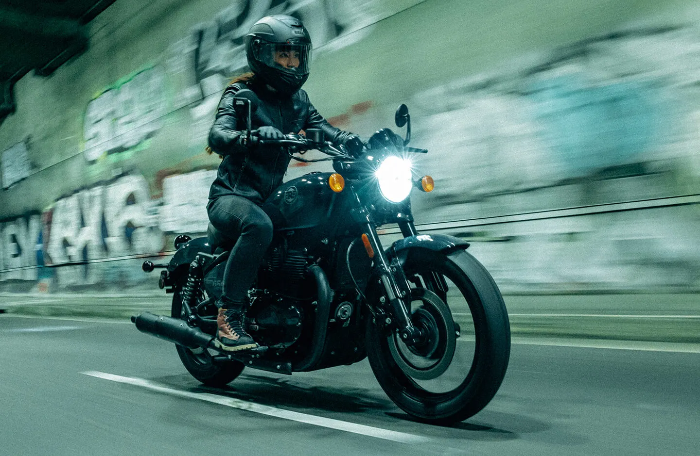 Royal Enfield Shotgun 650 в дорозі – фотографія 4