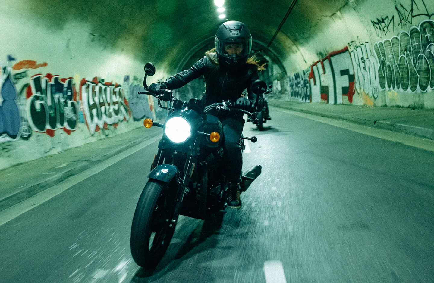 Royal Enfield Shotgun 650 в дорозі – фотографія 5