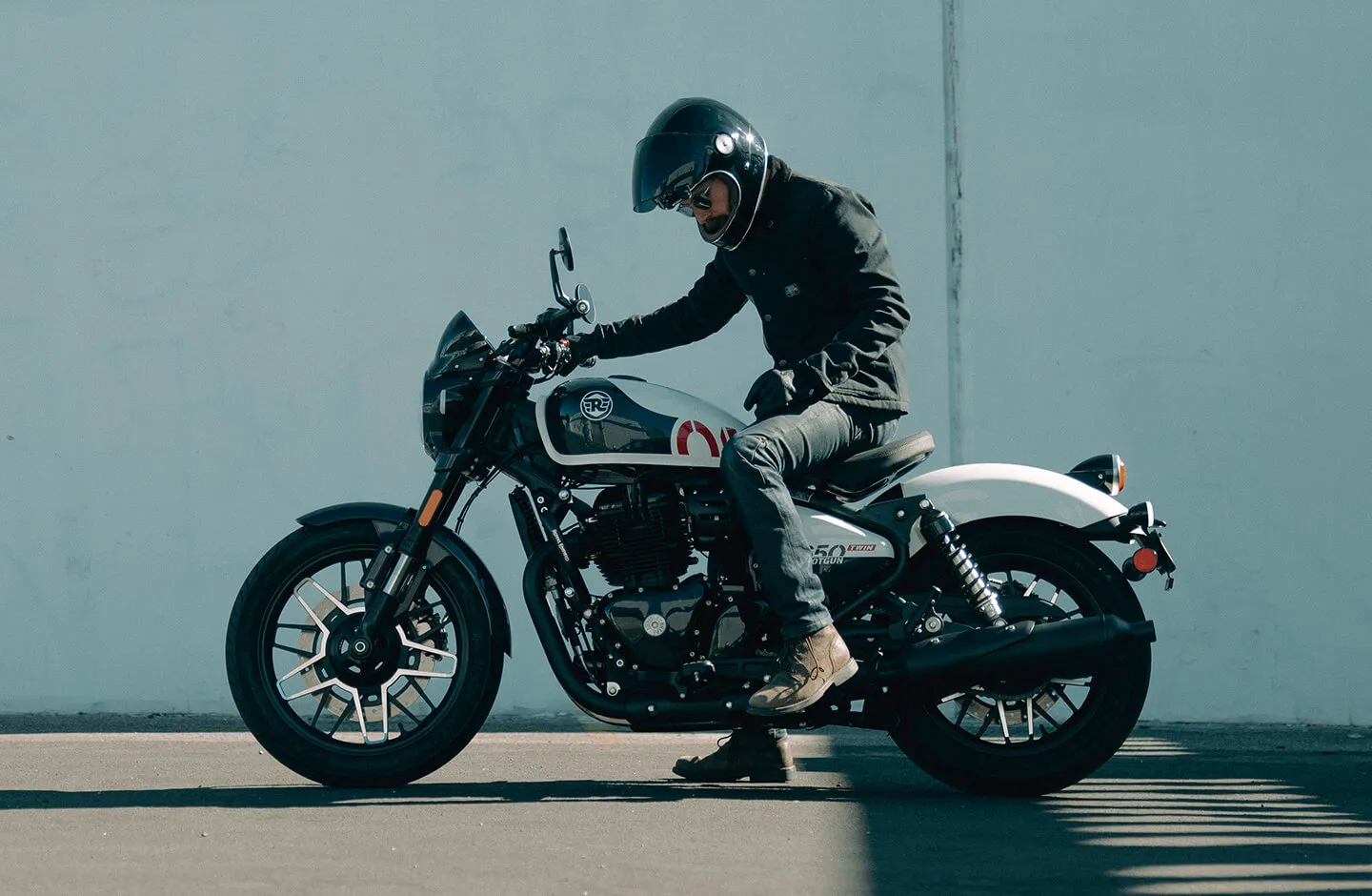 Royal Enfield Shotgun 650 в дорозі – фотографія 8