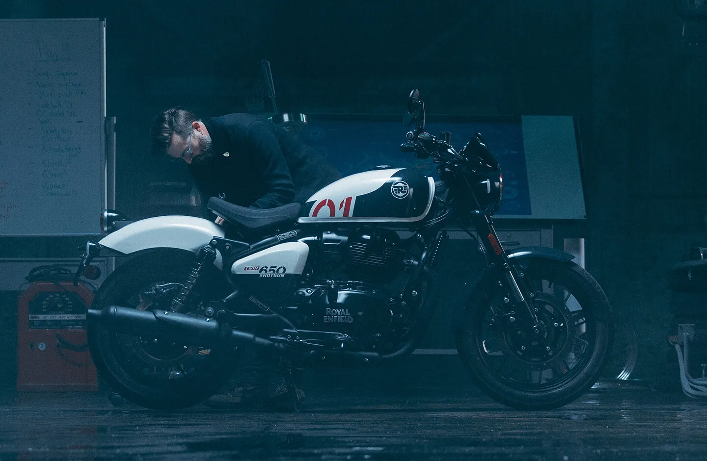 Royal Enfield Shotgun 650 в дорозі – фотографія 9