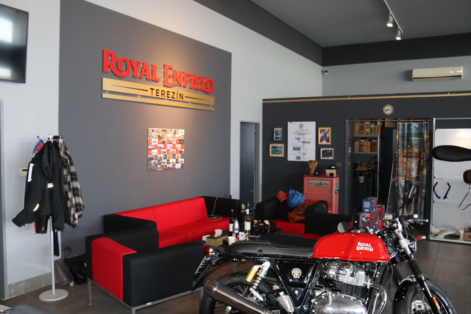 Interiér showroomu Royal Enfield GARAGE