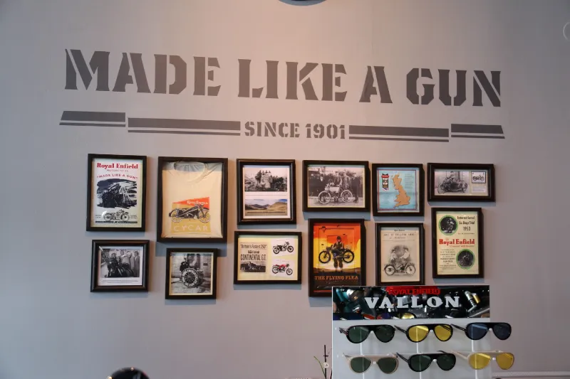 Stěna Made like a gun v salonu GARAGE
