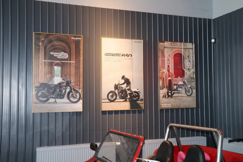 Místo k posezení v salonu Royal Enfield GARAGE