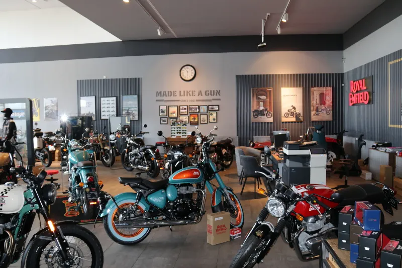 Royal Enfield v salonu GARAGE