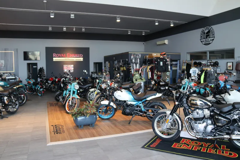 Logo Royal Enfield v salonu GARAGE